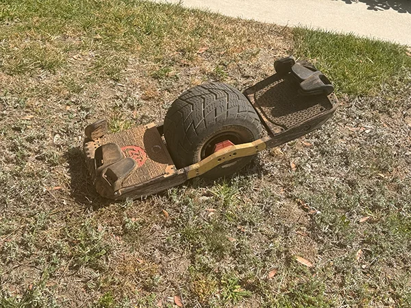 Side view of Cameron Patecell's custom VESC Onewheel build with 3D printed footholds